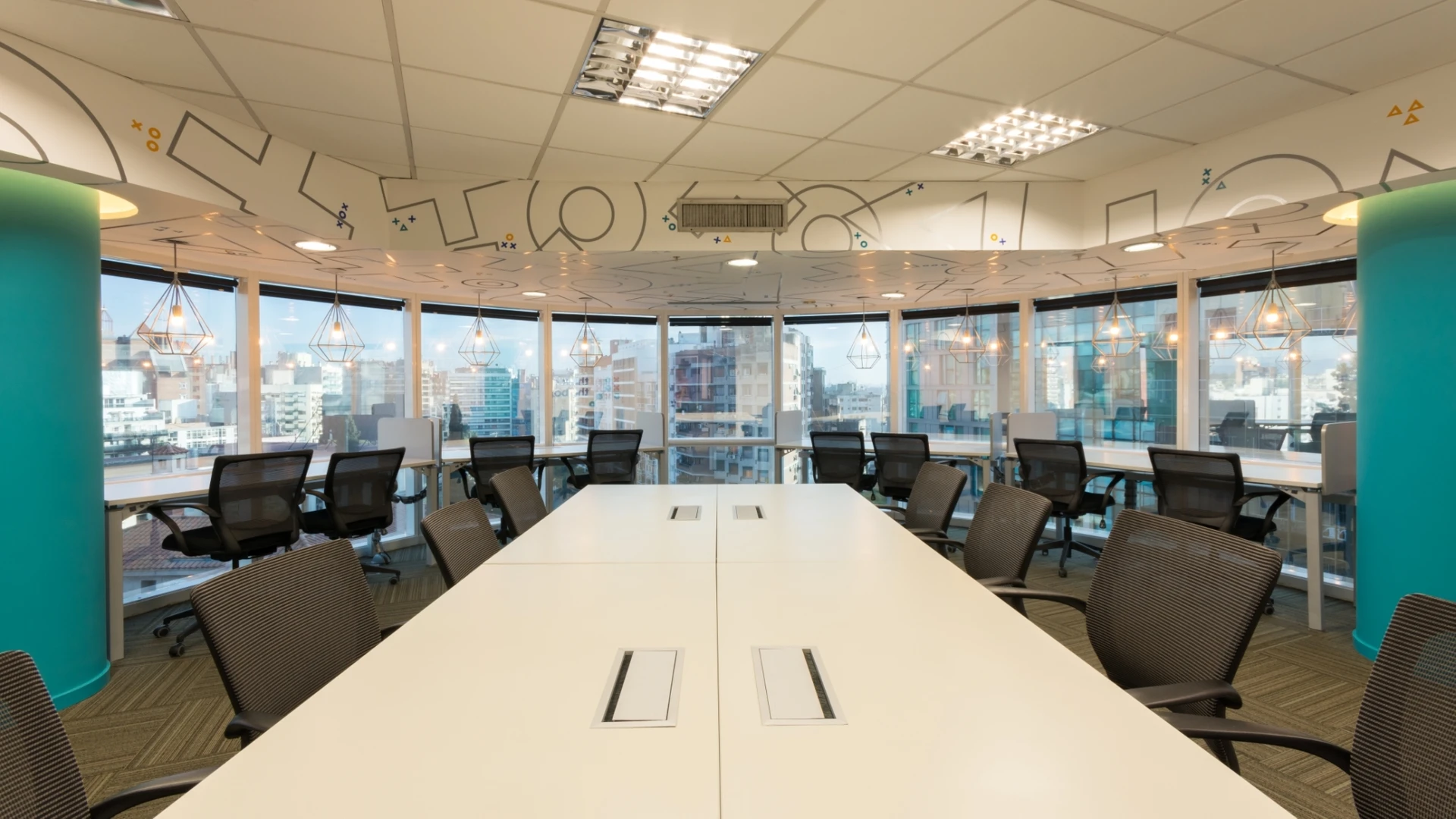 Sala de conferencias con vista panorámica a la ciudad