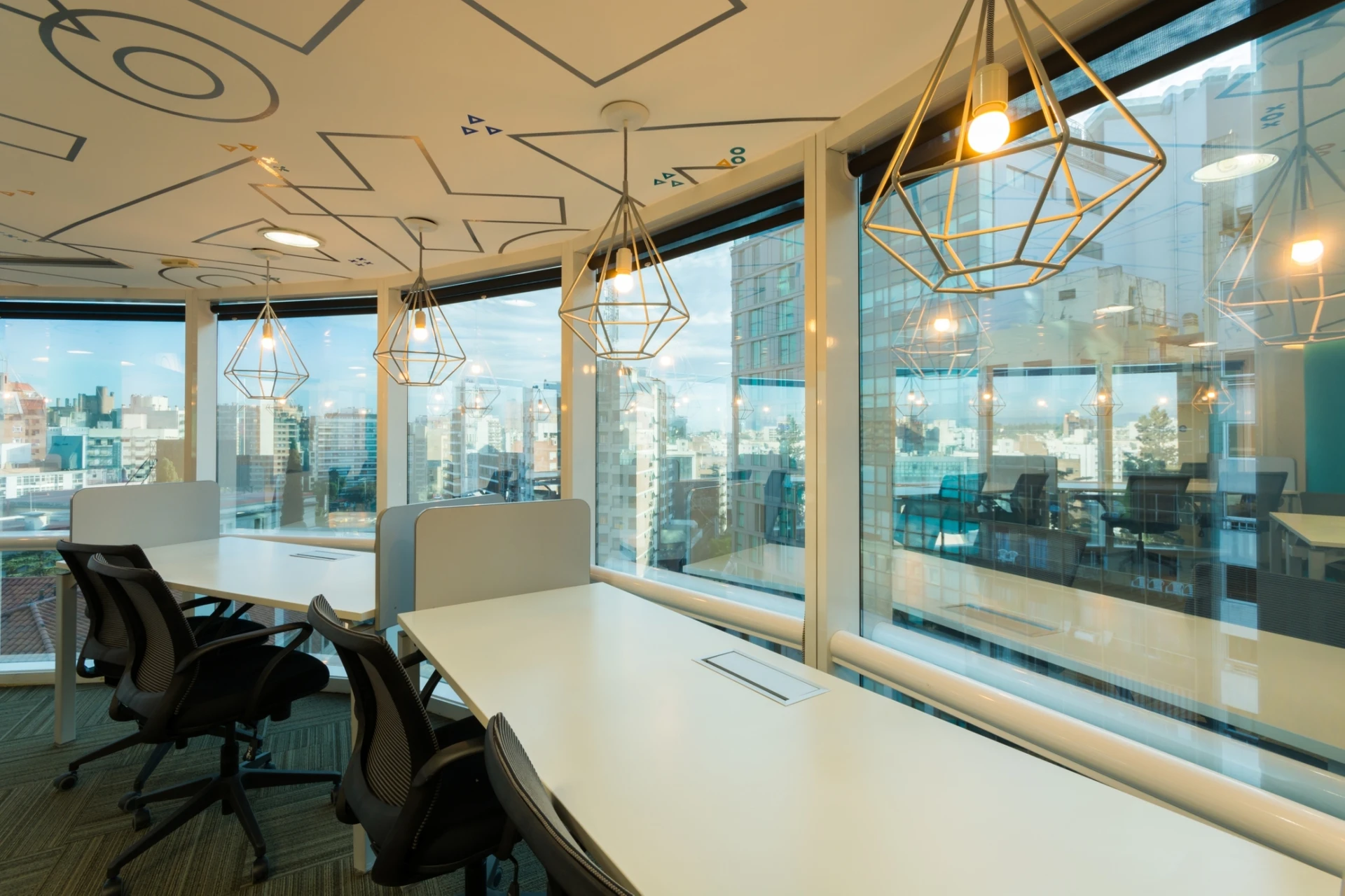 Sala de conferencias amplia con lámparas geométricas