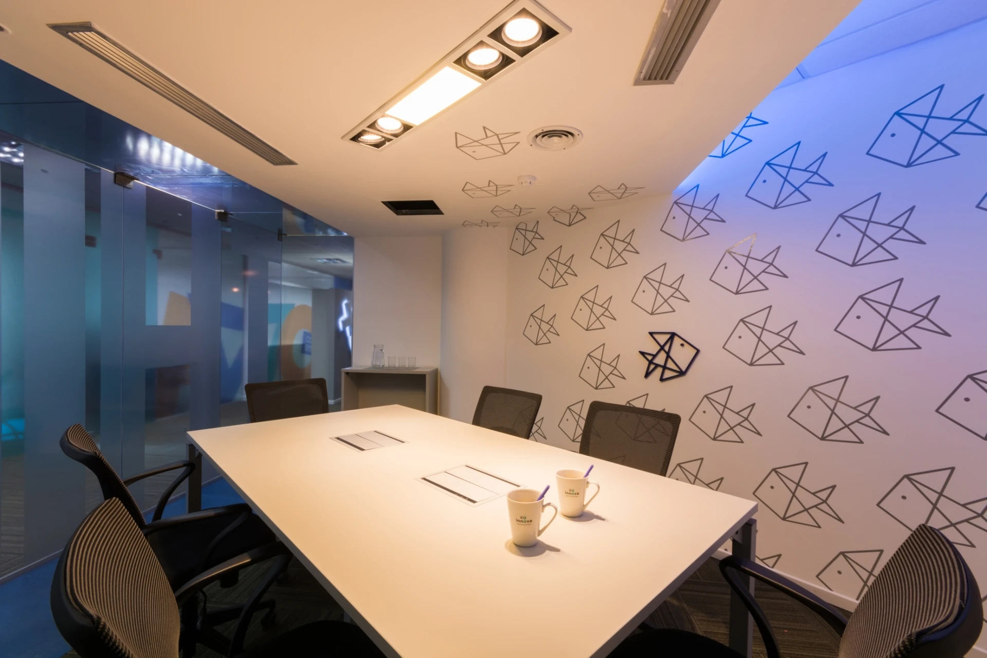 Sala de reunión con pared decorada