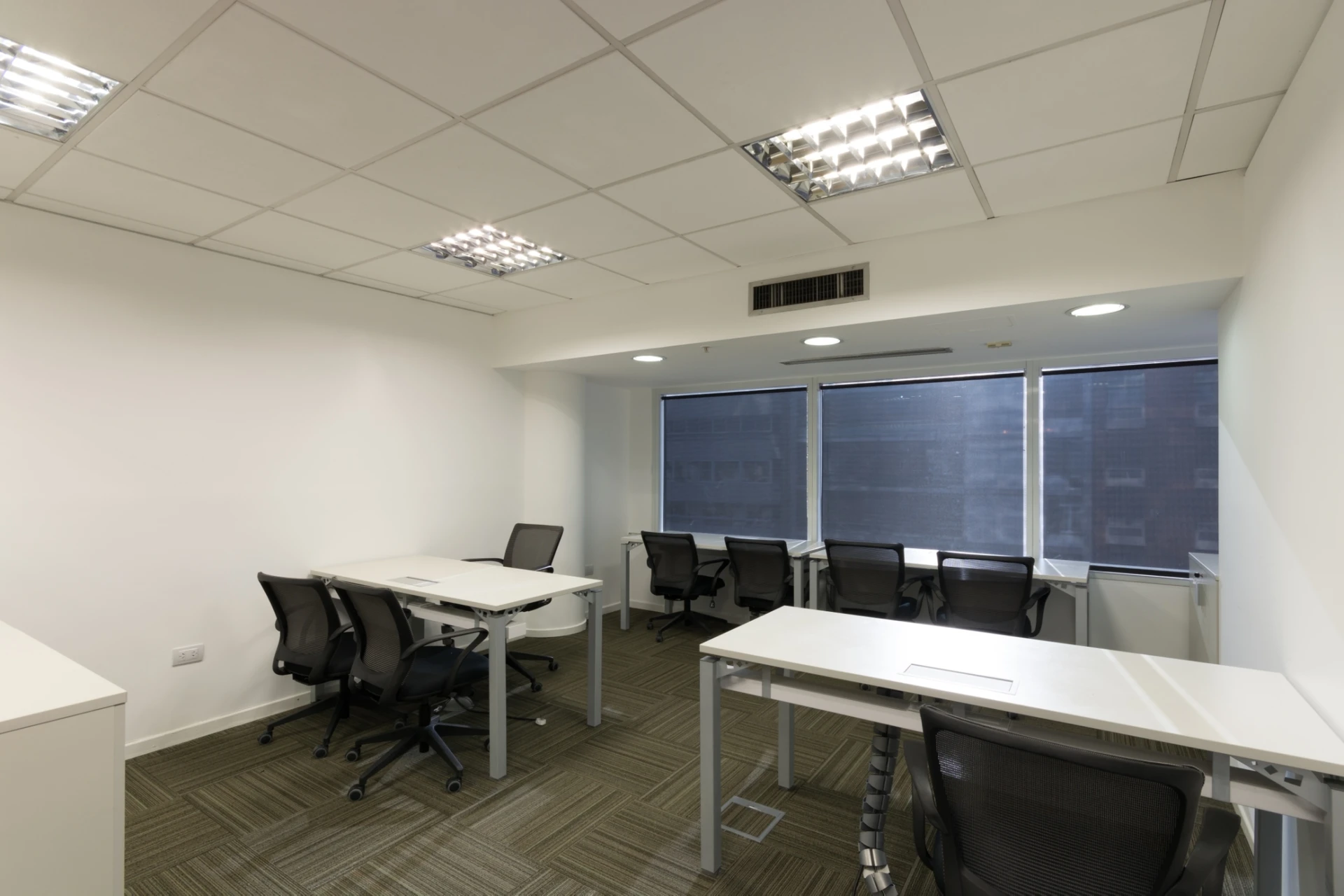 Oficina privada con puestos de trabajo