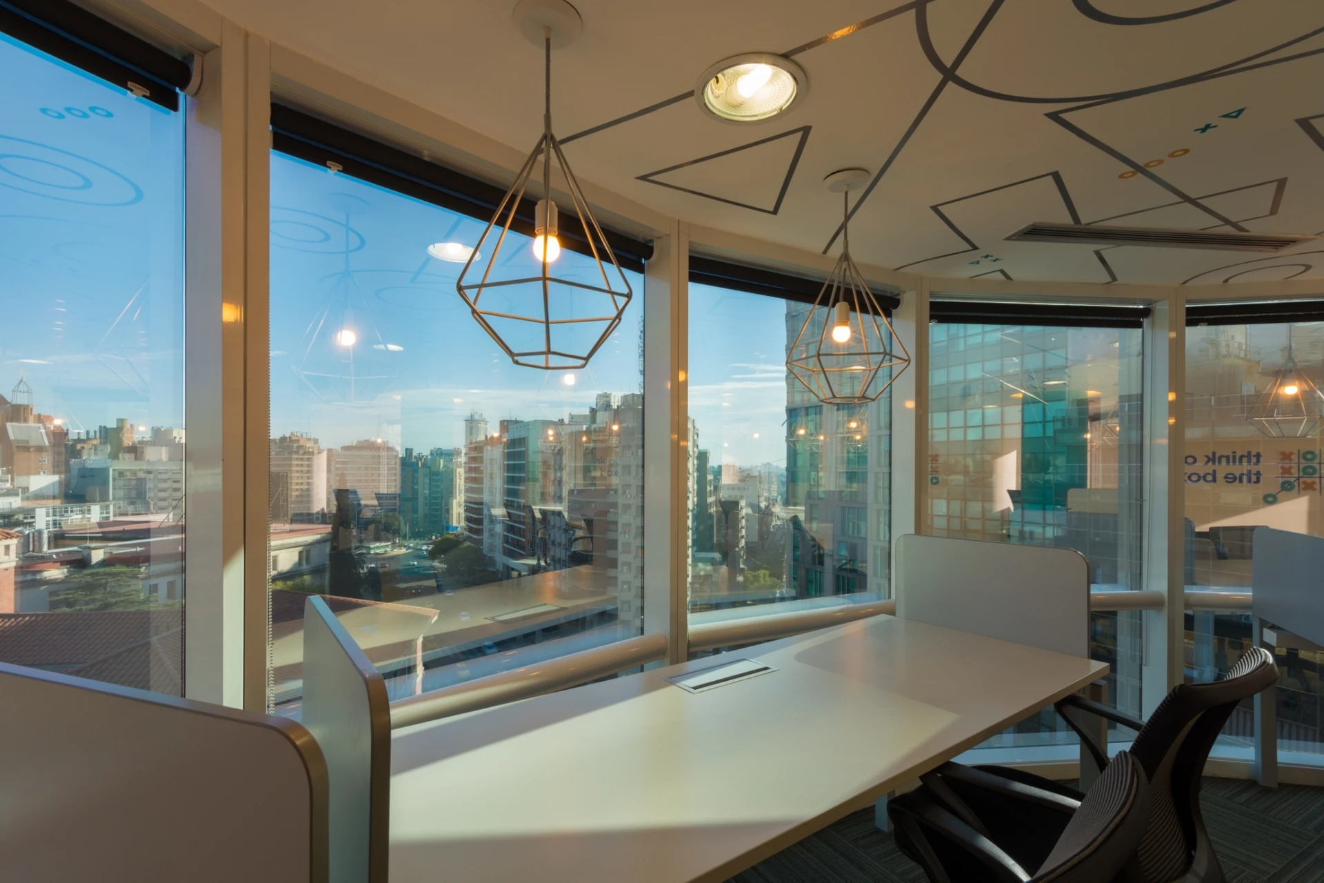 Oficina privada con vista a la ciudad y lámparas colgantes