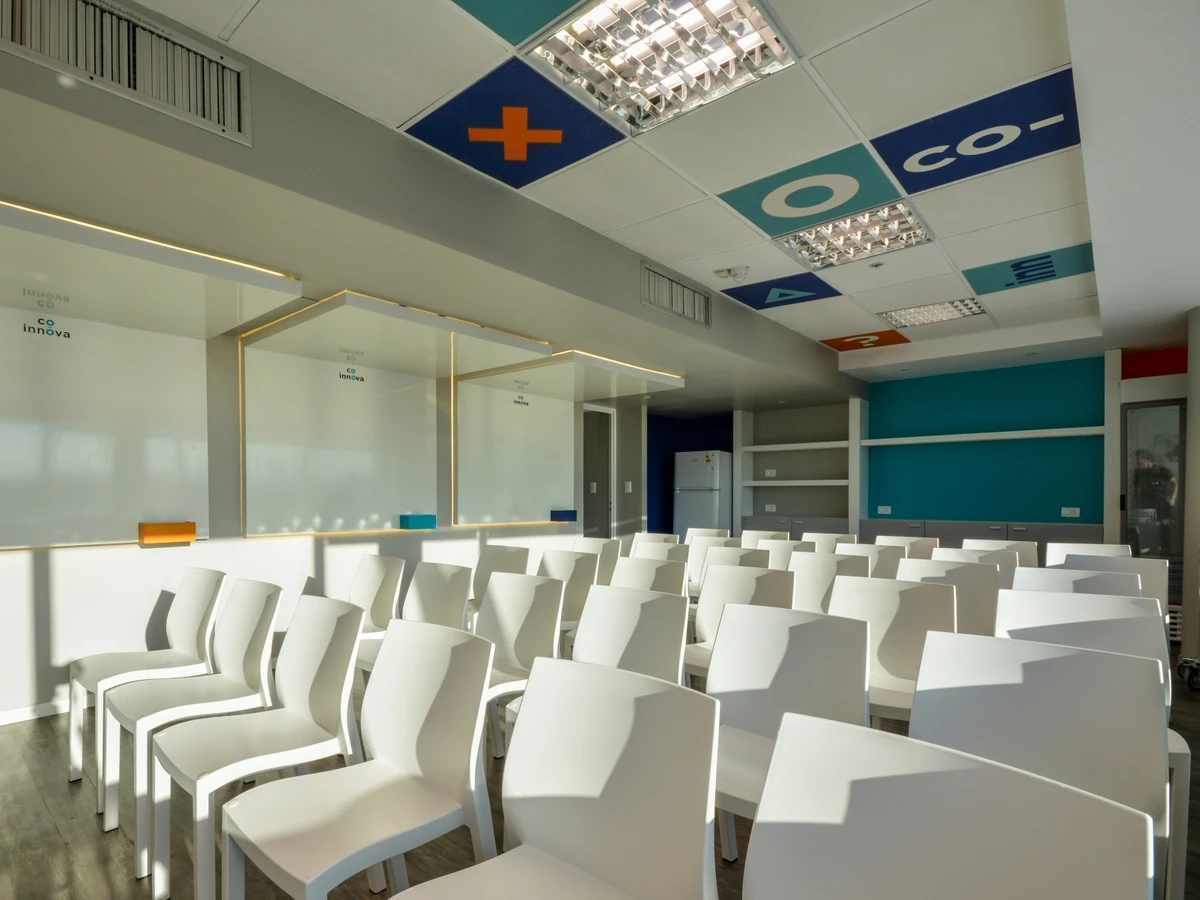 Aula para talleres y capacitaciones con filas de sillas