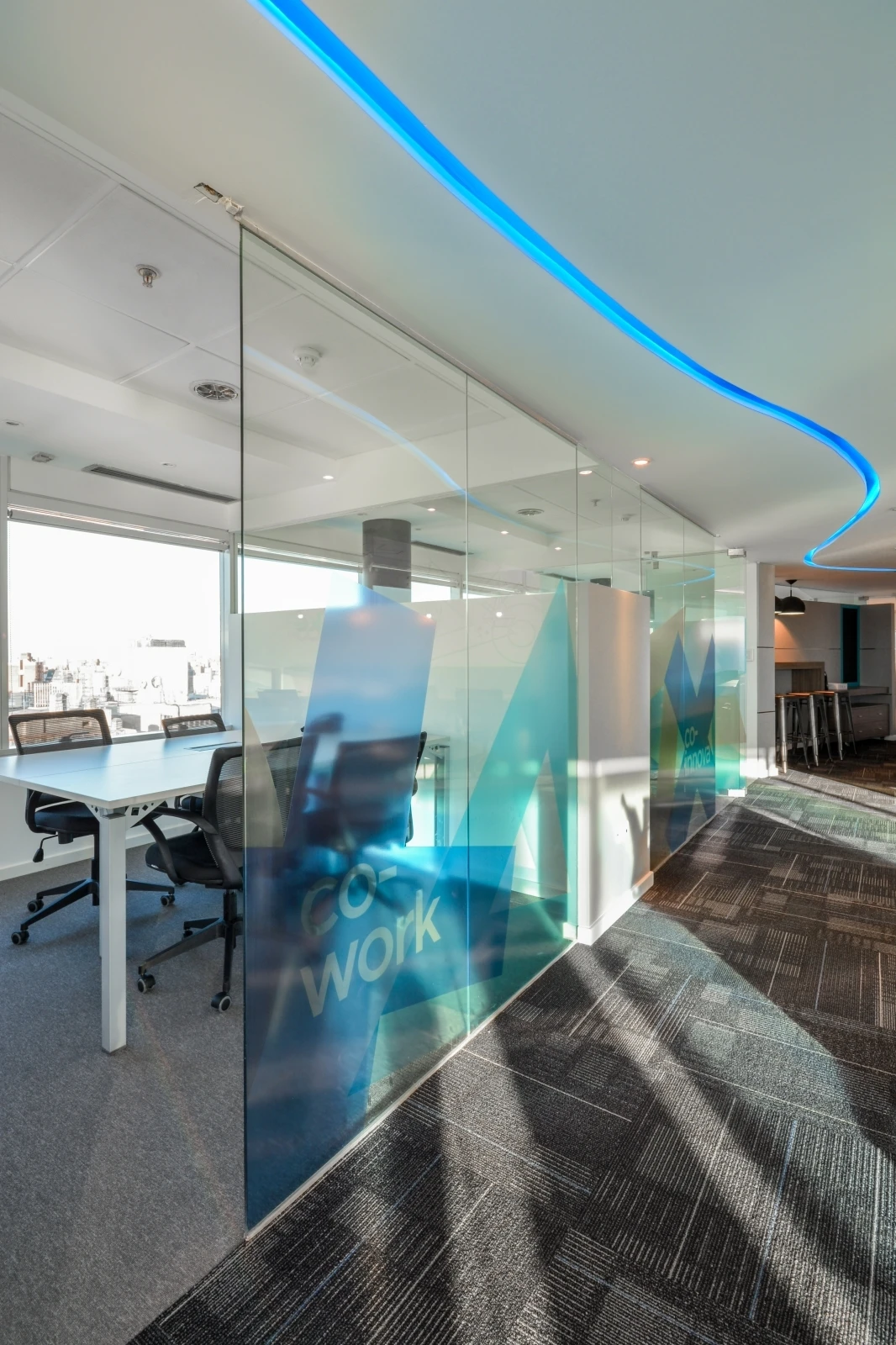 Espacio de coworking con puestos individuales