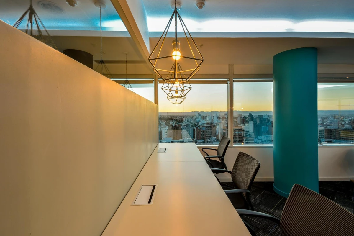 Área de trabajo colaborativo con vista al atardecer