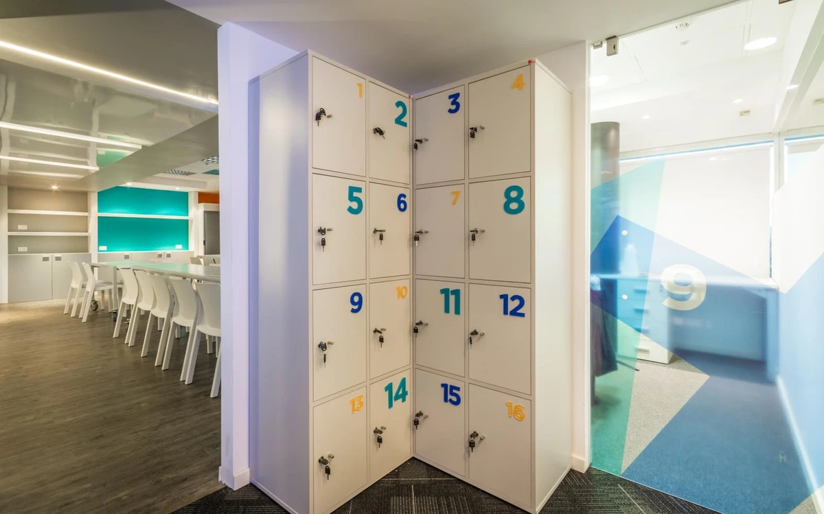 Lockers numerados y área común